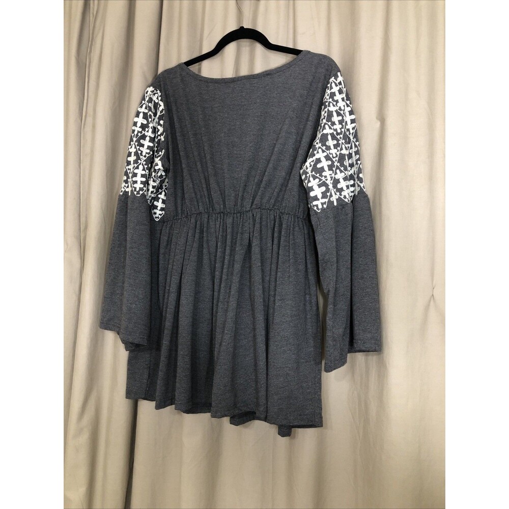 Angel Heart Boutique Women's Flowy top Gray w/ Off White Stitch Design Size 2X - Picture 7 of 10